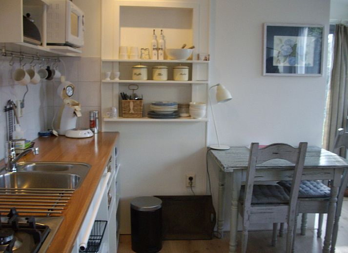 Gezellige keuken in vakantiehuis Plevierstraat 21, De Koog, Texel, met moderne voorzieningen en eetruimte op de Waddeneilanden.