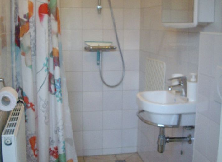 Gezellige keuken in vakantiehuis Plevierstraat 21, De Koog, Texel, met moderne voorzieningen en eetruimte op de Waddeneilanden.