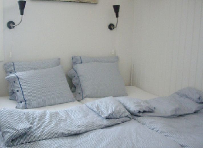 Gezellige keuken in vakantiehuis Plevierstraat 21, De Koog, Texel, met moderne voorzieningen en eetruimte op de Waddeneilanden.