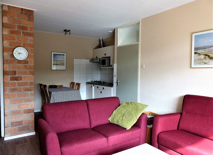 't Kerckeland - Appartement Kerckeland 86, De Koog, Texel, biedt een ruim balkon met uitzicht op de groene omgeving van de Waddeneilanden.