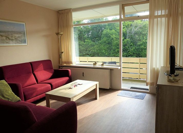 't Kerckeland - Appartement Kerckeland 86, De Koog, Texel, biedt een ruim balkon met uitzicht op de groene omgeving van de Waddeneilanden.