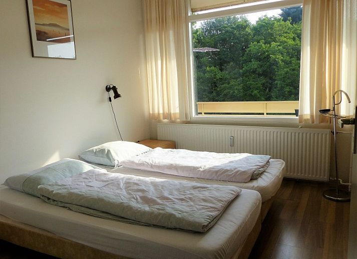 't Kerckeland - Appartement Kerckeland 86, De Koog, Texel, biedt een ruim balkon met uitzicht op de groene omgeving van de Waddeneilanden.