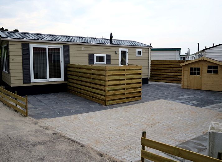 Gezellige woonkamer in Chalet Bregkoog 54 MaMaMia, De Koog, Texel met comfortabele zithoek en eethoek.