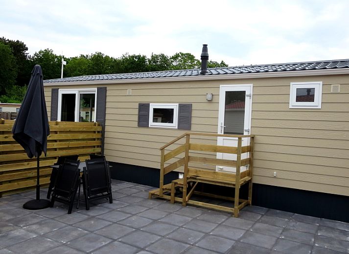 Gezellige woonkamer in Chalet Bregkoog 54 MaMaMia, De Koog, Texel met comfortabele zithoek en eethoek.