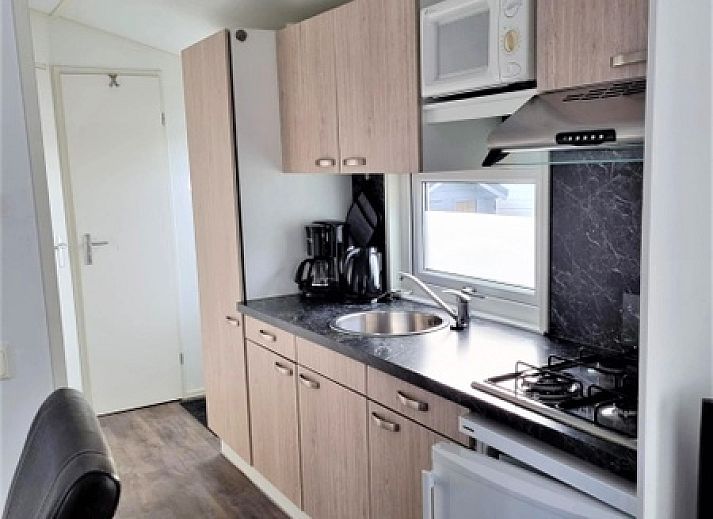 Gezellige woonkamer in Chalet Bregkoog 54 MaMaMia, De Koog, Texel met comfortabele zithoek en eethoek.