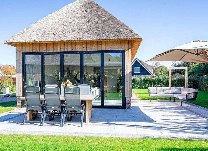 Villa Jolie in De Koog, Texel, vakantiehuis met moderne veranda en ruime tuin.