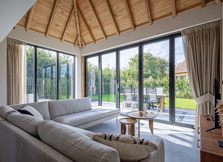 Villa Jolie in De Koog, Texel, vakantiehuis met moderne veranda en ruime tuin.
