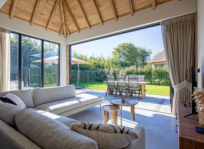 Terras van Villa Jolie, vakantiehuis in De Koog, Texel, met comfortabele zitruimte.