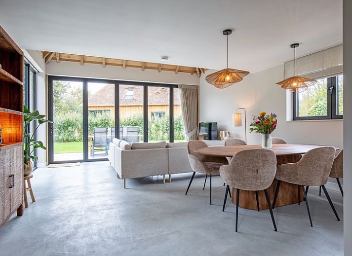 Terras van Villa Jolie, vakantiehuis in De Koog, Texel, met comfortabele zitruimte.