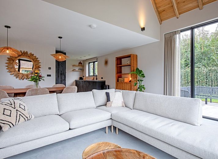 Terras van Villa Jolie, vakantiehuis in De Koog, Texel, met comfortabele zitruimte.