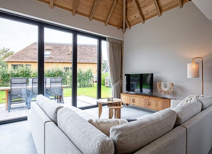 Terras van Villa Jolie, vakantiehuis in De Koog, Texel, met comfortabele zitruimte.