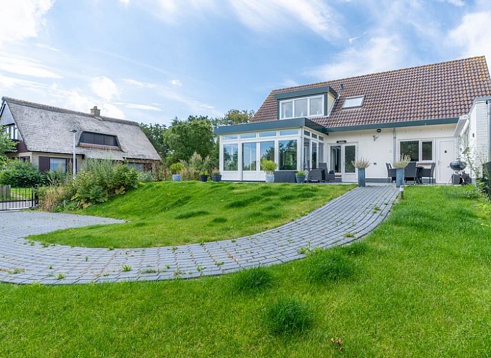 Huis ter Duin, vakantiehuis in De Koog, Texel met moderne veranda en groene tuin.