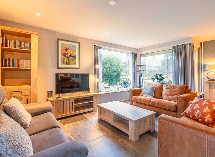 Huis ter Duin, vakantiehuis in De Koog, Texel met moderne veranda en groene tuin.