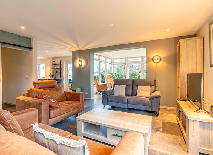 Huis ter Duin, vakantiehuis in De Koog, Texel met moderne veranda en groene tuin.