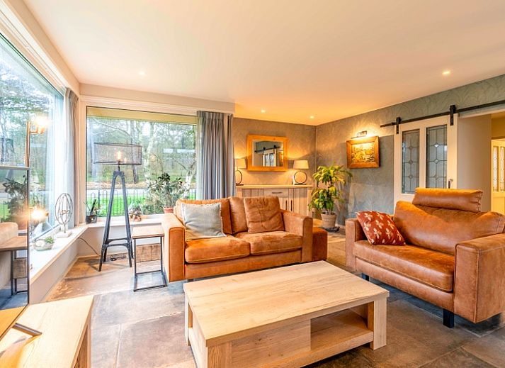 Zonnig terras bij Huis ter Duin, vakantiehuis in De Koog, Texel, omringd door natuur.