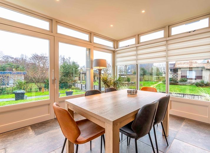 Zonnig terras bij Huis ter Duin, vakantiehuis in De Koog, Texel, omringd door natuur.