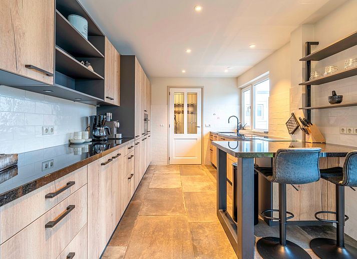 Zonnig terras bij Huis ter Duin, vakantiehuis in De Koog, Texel, omringd door natuur.