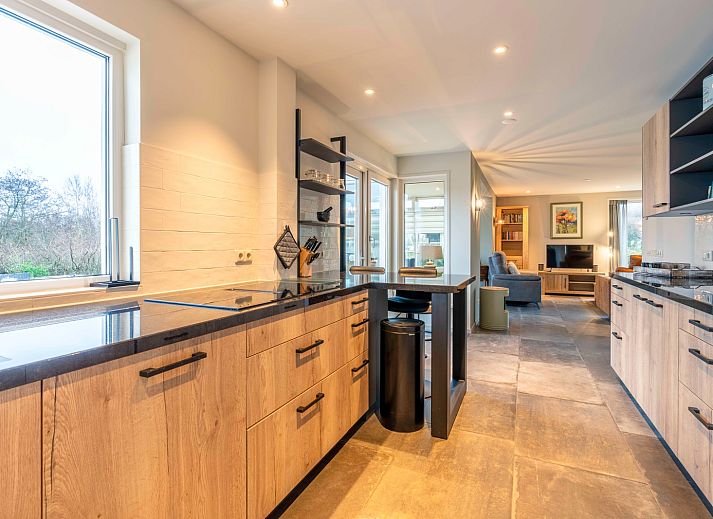 Zonnig terras bij Huis ter Duin, vakantiehuis in De Koog, Texel, omringd door natuur.