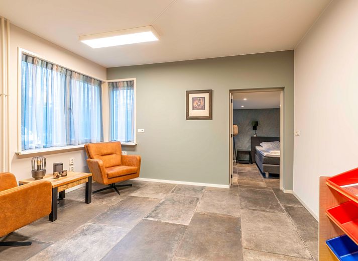 Gezellige woonkamer in Huis ter Duin, vakantiehuis in De Koog, Texel met ruime zithoek.