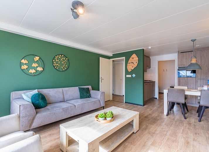 Stijlvolle woonkamer in Appartement Anna 218, De Koog, Texel, met comfortabele bank en moderne inrichting.