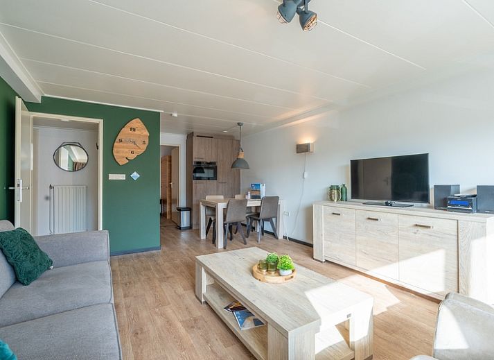 Stijlvolle woonkamer in Appartement Anna 218, De Koog, Texel, met comfortabele bank en moderne inrichting.