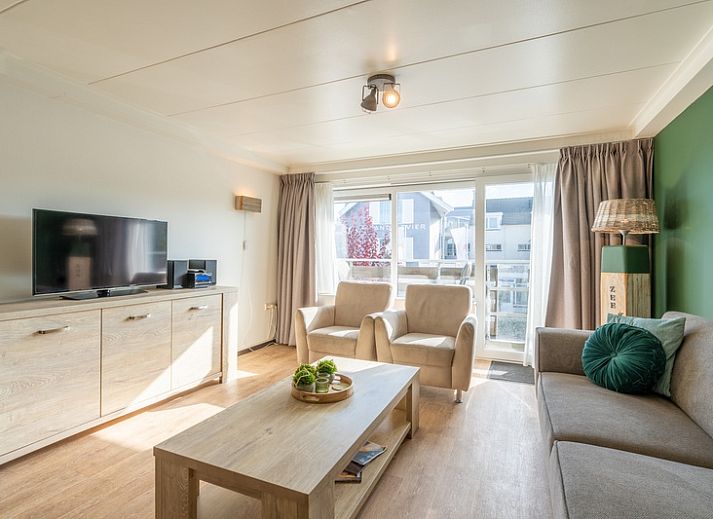 Stijlvolle woonkamer in Appartement Anna 218, De Koog, Texel, met comfortabele bank en moderne inrichting.