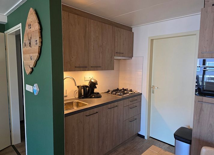 Gezellige zithoek in Appartement Anna 218, De Koog, Texel, met groene accenten en eetgedeelte.