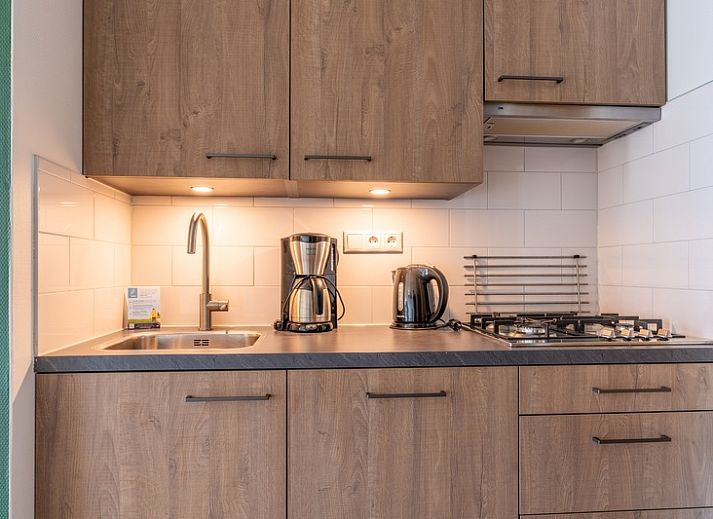 Gezellige zithoek in Appartement Anna 218, De Koog, Texel, met groene accenten en eetgedeelte.