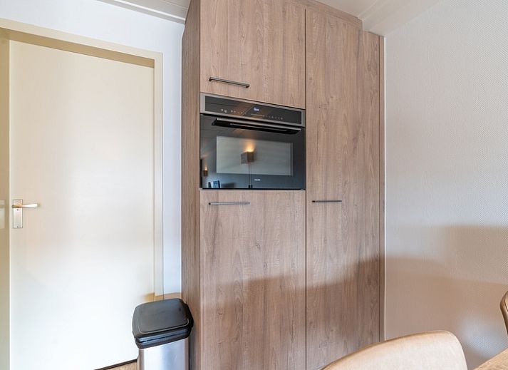 Gezellige zithoek in Appartement Anna 218, De Koog, Texel, met groene accenten en eetgedeelte.