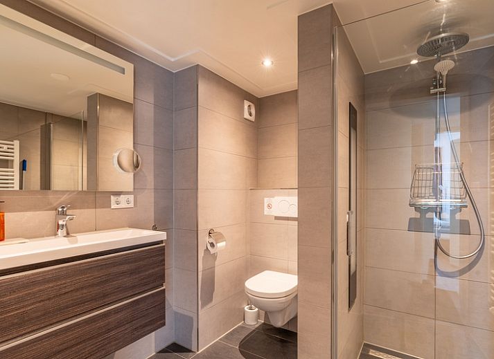 Gezellige zithoek in Appartement Anna 218, De Koog, Texel, met groene accenten en eetgedeelte.