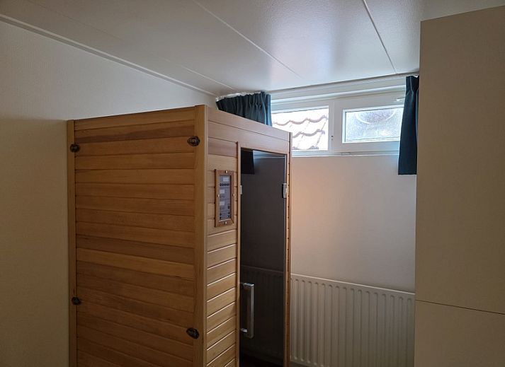 Lichte leefruimte in Appartement Anna 218, De Koog, Texel, met ruime bank en eettafel.