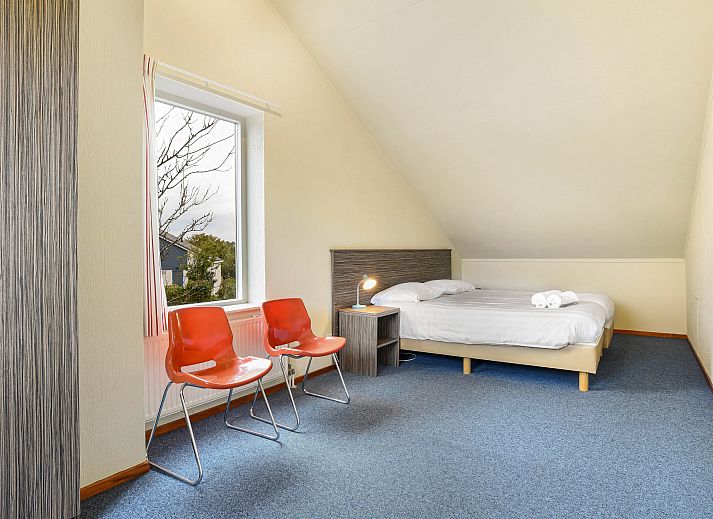 Gemuetliches Wohnzimmer der Beach Park Texel 4-Personen-Villa 4B mit Kamin in De Koog.