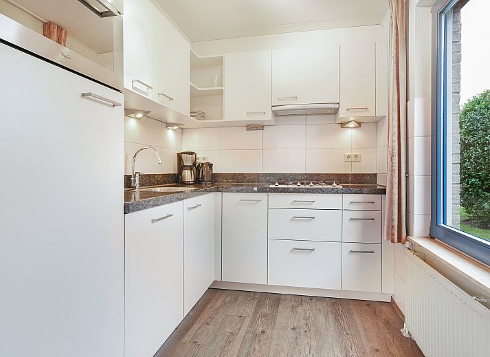 Gemuetliches Wohnzimmer der Beach Park Texel 4-Personen-Villa 4B mit Kamin in De Koog.