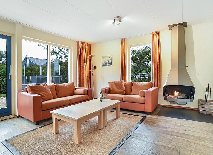 Gemuetliches Wohnzimmer der Beach Park Texel 4-Personen-Villa 4B mit Kamin in De Koog.