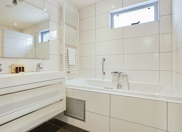 Gemuetliches Wohnzimmer der Beach Park Texel 4-Personen-Villa 4B mit Kamin in De Koog.