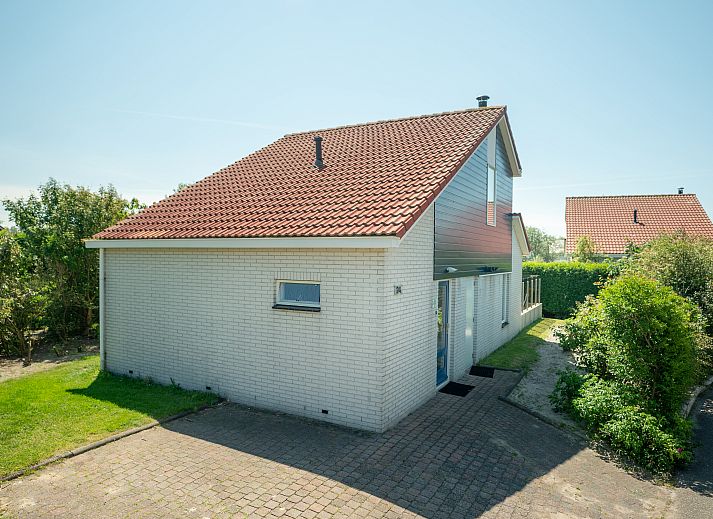 Gemuetliches Wohnzimmer der Beach Park Texel 4-Personen-Villa 4B mit Kamin in De Koog.