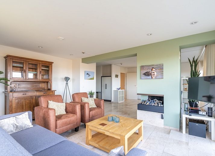 Lichte woonkamer in Appartement Juliana 066 Zeezicht, De Koog, Texel met panoramisch uitzicht op de duinen en zee.