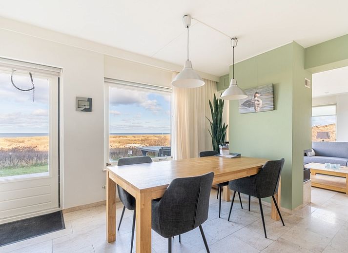 Gezellige zithoek in Appartement Juliana 066 Zeezicht, De Koog, Texel met comfortabele banken en uitzicht op de natuur.