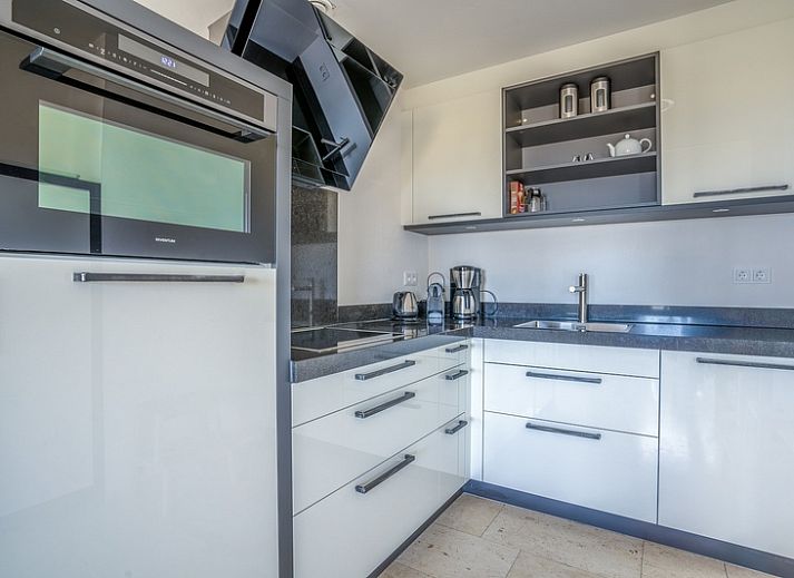 Gezellige zithoek in Appartement Juliana 066 Zeezicht, De Koog, Texel met comfortabele banken en uitzicht op de natuur.