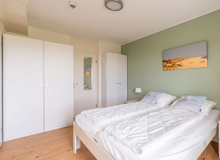 Gezellige zithoek in Appartement Juliana 066 Zeezicht, De Koog, Texel met comfortabele banken en uitzicht op de natuur.