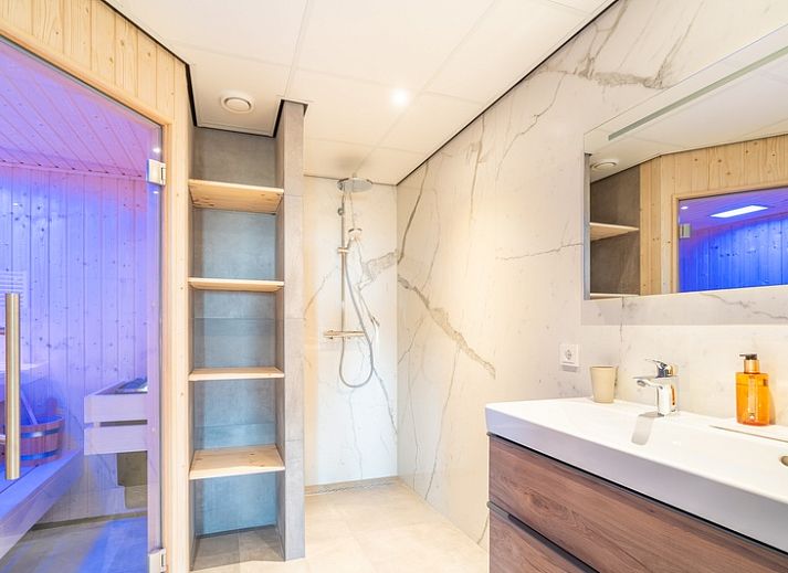 Gezellige zithoek in Appartement Juliana 066 Zeezicht, De Koog, Texel met comfortabele banken en uitzicht op de natuur.