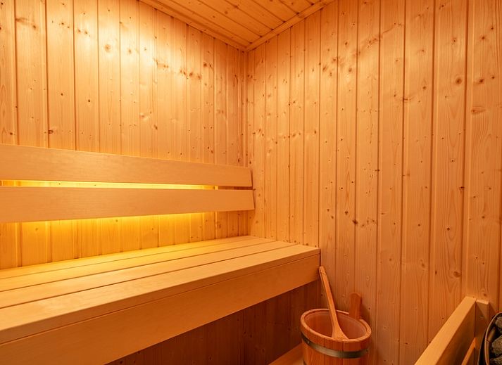 Moderne woonkamer in Appartement Juliana 066 Zeezicht, De Koog, Texel met grote ramen en uitzicht op de Waddeneilanden.