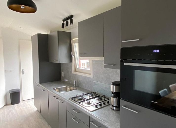 Ruime buitenkant van Chalet Bregkoog 154 in De Koog, Texel met verzorgde tuin.