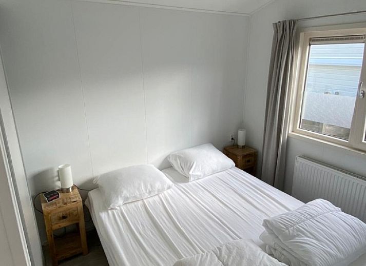 Ruime buitenkant van Chalet Bregkoog 154 in De Koog, Texel met verzorgde tuin.