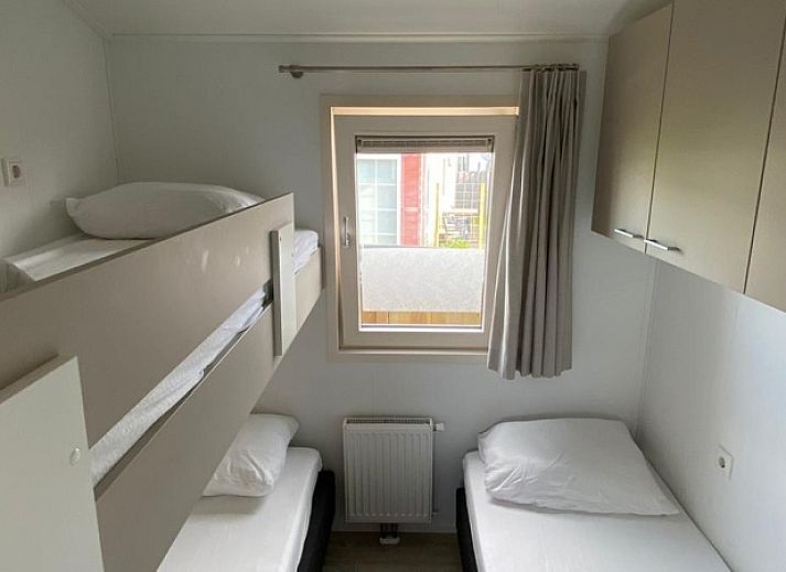 Ruime buitenkant van Chalet Bregkoog 154 in De Koog, Texel met verzorgde tuin.