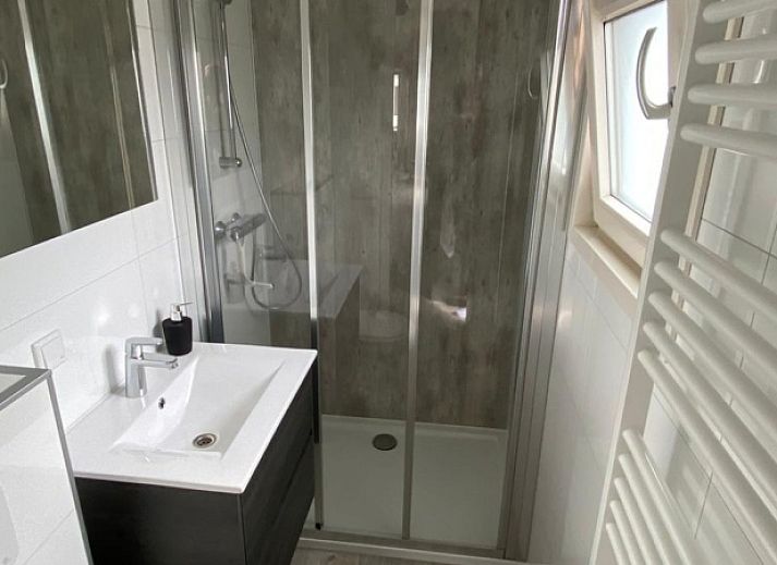 Ruime buitenkant van Chalet Bregkoog 154 in De Koog, Texel met verzorgde tuin.