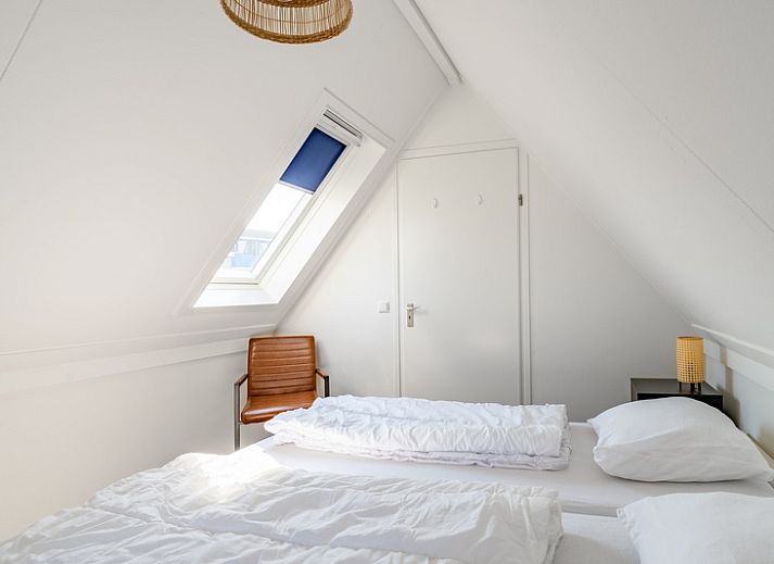 Gezellige zitruimte in vakantiehuis Plevierstraat 3a, De Koog, Texel, met comfortabele bank en veel daglicht.