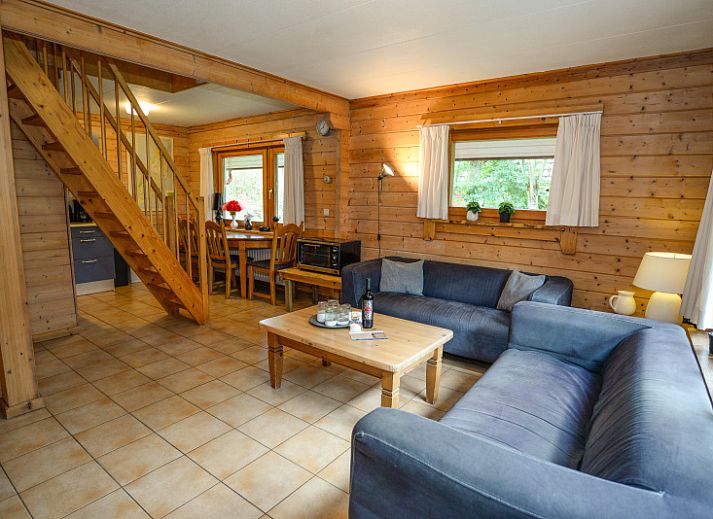 Charmantes Ferienhaus im Vakantiepark Het Oude Dijkje in De Koog, Texel, mit einer grossen Veranda und gruener Umgebung.