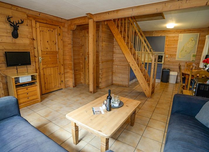 Charmantes Ferienhaus im Vakantiepark Het Oude Dijkje in De Koog, Texel, mit einer grossen Veranda und gruener Umgebung.