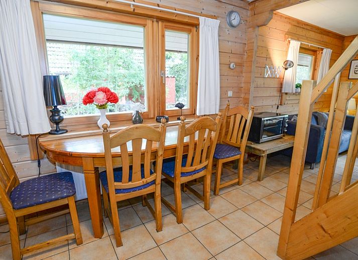 Gemuetliches Wohnzimmer im Ferienpark Het Oude Dijkje - De Ponter, De Koog, Texel, mit bequemen Sofas und Tageslicht.